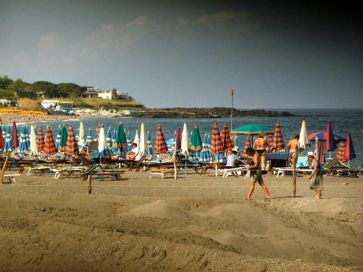 Pietre Nere Aparthotel Giardini Naxos Exterior photo